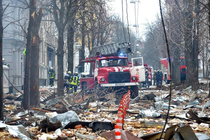 烏克蘭第二大城哈爾科夫遭猛烈攻擊。圖為哈爾科夫1處建築遭攻擊後散落滿地殘骸。（法新社）
