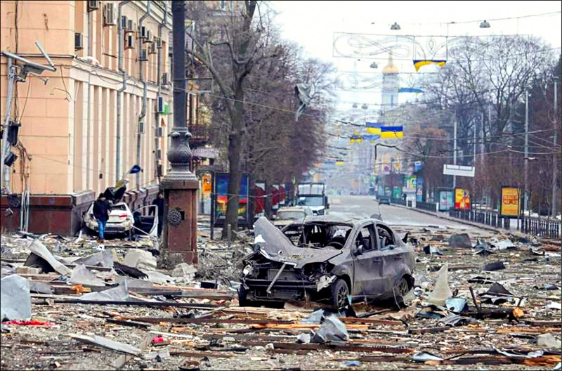 圖為俄羅斯入侵烏克蘭後，第二大城哈爾科夫遭到戰火攻擊。（路透）