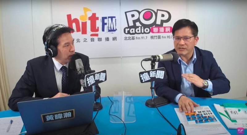 台中市前市長林佳龍（右）接受廣播節目專訪。（記者謝君臨翻攝）