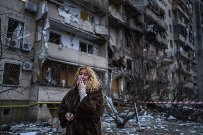 2月25日一名基辅居民目睹自己的家遭战火蹂躏难掩悲伤。（美联社档案照）(photo:LTN)
