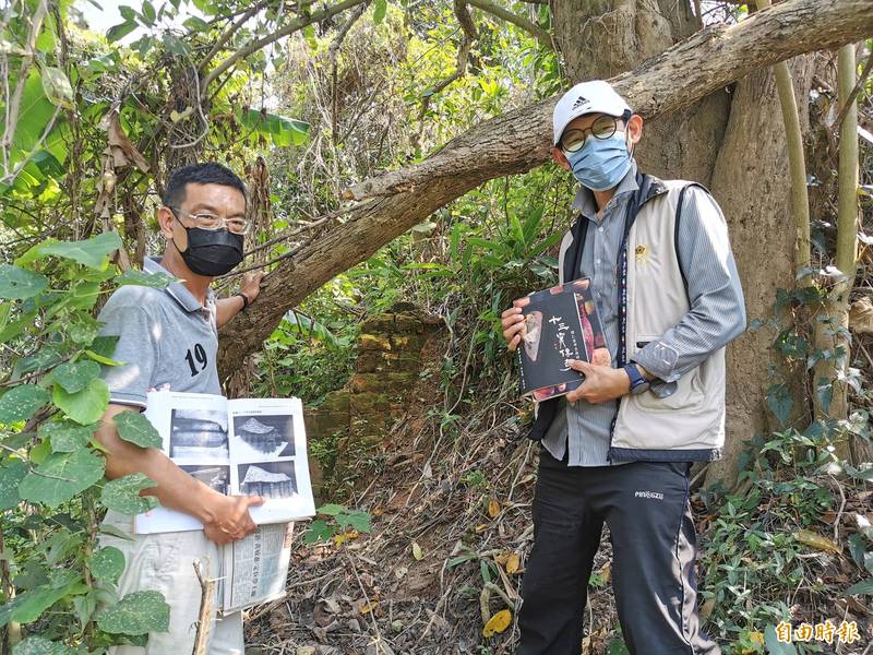 紅瓦厝國小老師許耿肇（左）與文史工作者張清泓踏查確認「保東窯」現況。（記者吳俊鋒攝）