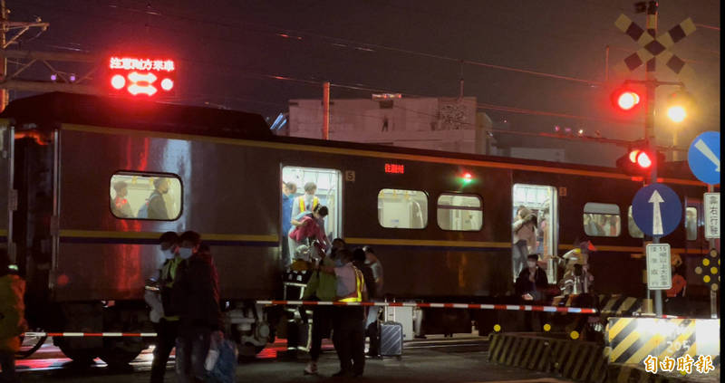 台鐵區間車晚間在台南新市中正路平交道發生事故，車上約250名乘客由列車長及消防人員指引疏散。（記者萬于甄攝）