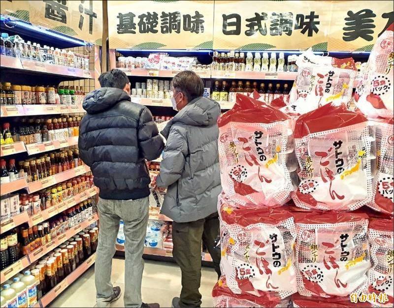 行政院宣布解禁日本福島等五縣食品進口台灣，圖為目前已進口上架販售的日本食品。（記者張嘉明攝）