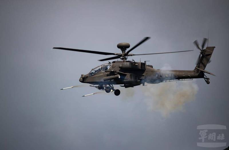 AH-64E阿帕契攻擊直升機對目標靶區發射2.75吋海神火箭，精準擊中靶區，充分發揮陸航部隊射擊精準度及訓練成果。（圖：軍聞社提供）