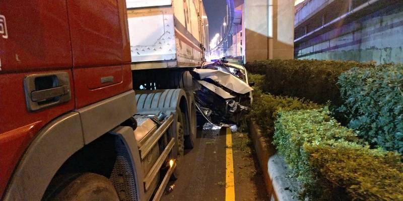 葉姓男子遭貨櫃車與水泥分隔島夾擊，車輛全毀，葉男受困骨折送醫；圖為車禍現場。（記者吳仁捷翻攝）