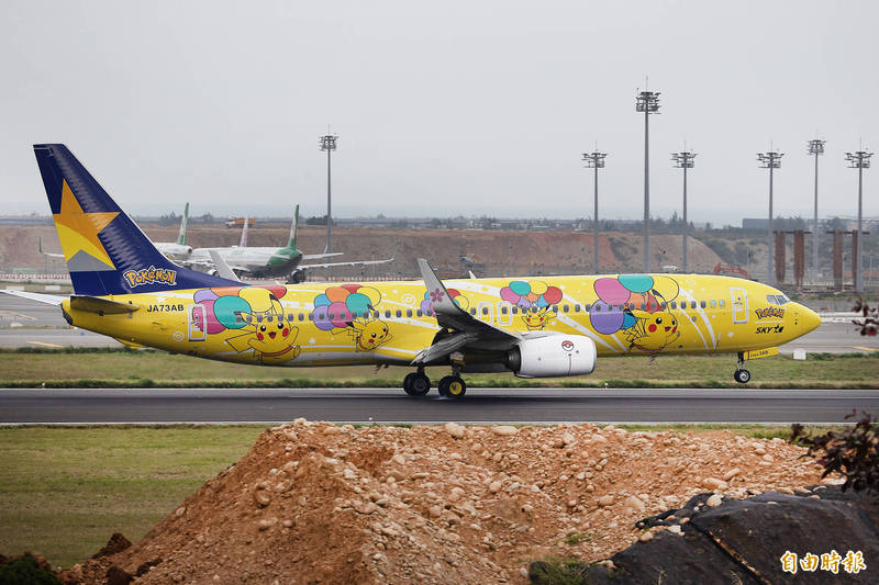 日本天馬航空（Skymark Airlines） 寶可夢皮卡丘彩繪機今天上午飛抵桃園國際機場。 （記者朱沛雄攝）