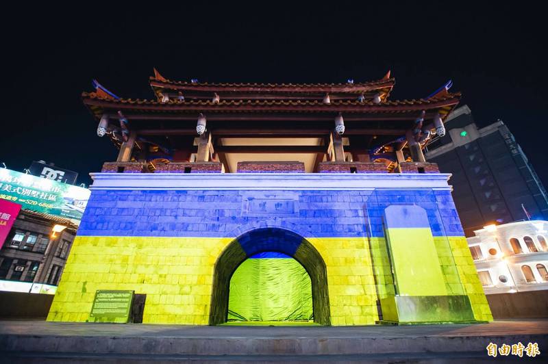 聲援烏克蘭，新竹市政府在百年東門城亮起烏克蘭國旗藍黃色燈光，而台電新竹營業處活動中心也亮起藍黃色，象徵反戰意志。（記者洪美秀攝）