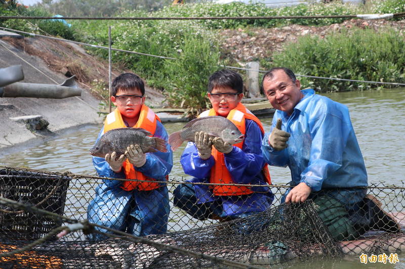 學生親自到魚塭捕魚，經歷一場難得的漁夫體驗。（記者王姝琇攝）