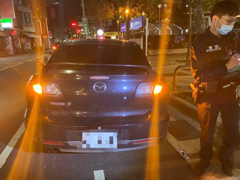 兩名毒蟲開贓車懸掛另車車牌，新北蘆洲警方逮2嫌犯，查獲毒品、犯案工具。（記者吳仁捷翻攝）