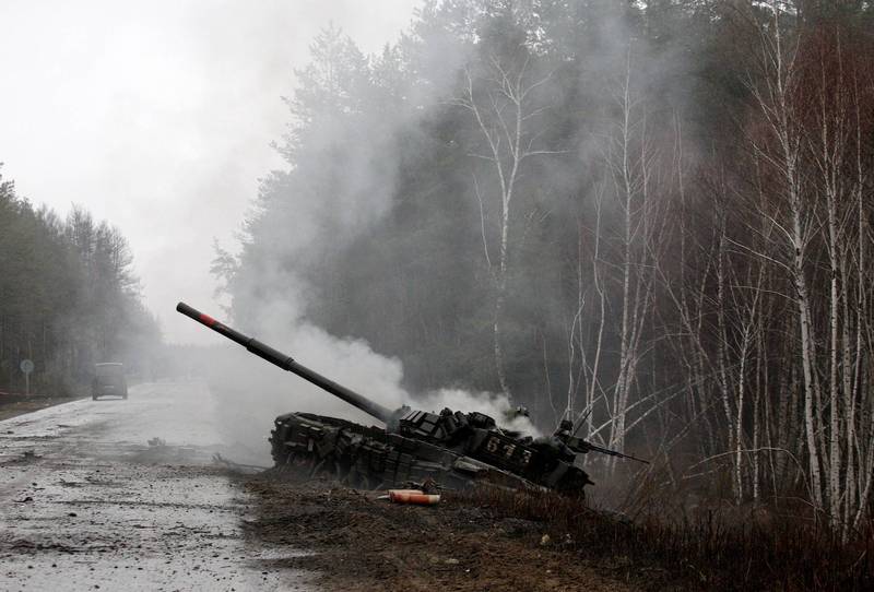 乌克兰陆军昨发文表示，首都基辅的郊区出现「俄军互轰」的情况，导致对方9辆坦克及4辆装甲运兵车被毁，让它们直唿「省了13支标枪飞弹」。图为被摧毁的俄军战车。（法新社）(photo:LTN)