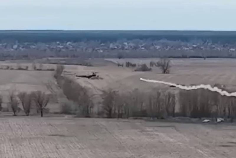疑似俄军直升机在低空飞掠时，一枚飞弹直朝直升机飞去。（图取自乌克兰武装部队总参谋部脸书粉专）(photo:LTN)