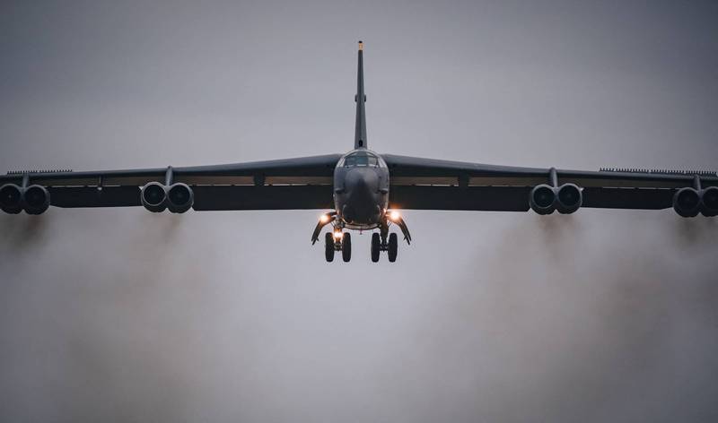 美国B-52轰炸机飞抵乌克兰的邻国罗马尼亚。（路透）(photo:LTN)