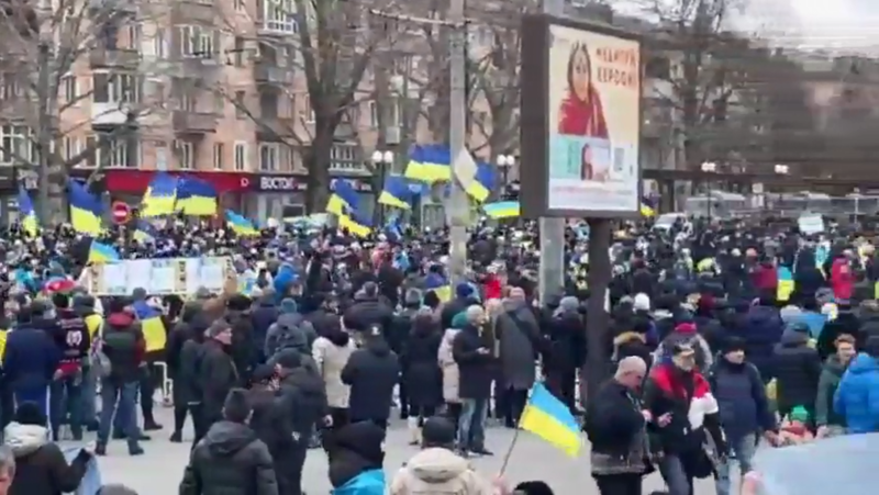 俄罗斯侵略乌克兰进入第10日，今（5）日乌克兰南部遭俄军事佔领城市，传出有民众持乌克兰国旗上街示威，要让俄罗斯知道，「军队进城也不代表这座城市已经被佔领」。（图撷取自推特）(photo:LTN)