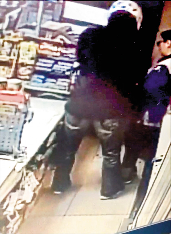 監視器拍到強盜穿著繡有鬼頭圖案的「鬼洗牛仔褲」。（資料照）