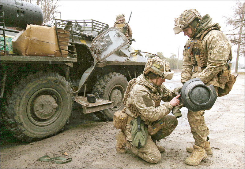 烏克蘭盧甘斯克地區的烏軍士兵，準備用英國支援的瑞典製NLAW反戰車飛彈對付俄軍。（法新社）
