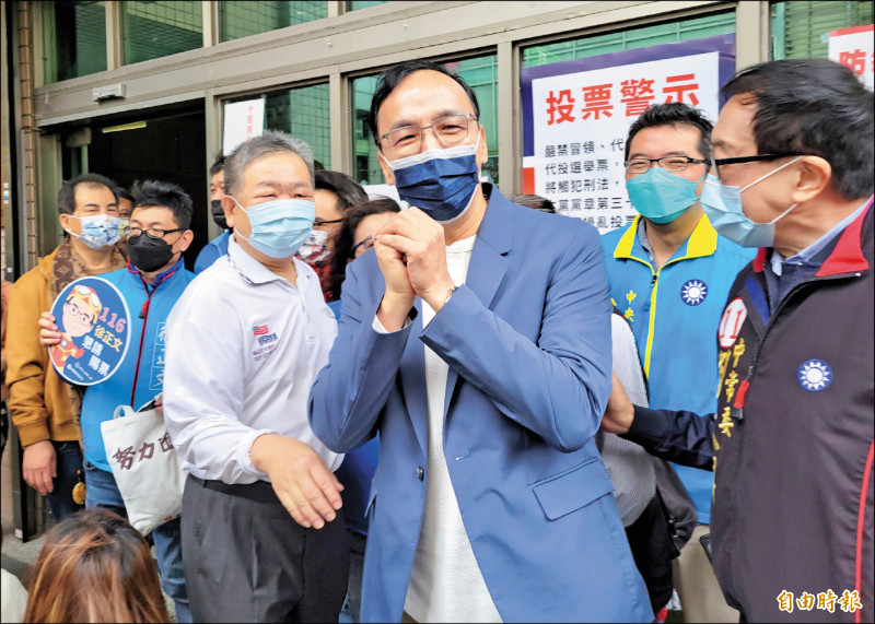 國民黨主席朱立倫昨針對外界質疑有他推薦的中常委候選名單時表示，他的名單就是二十九位能夠獲得黨代表認同支持、清清白白參選的中常委。（記者何玉華攝）