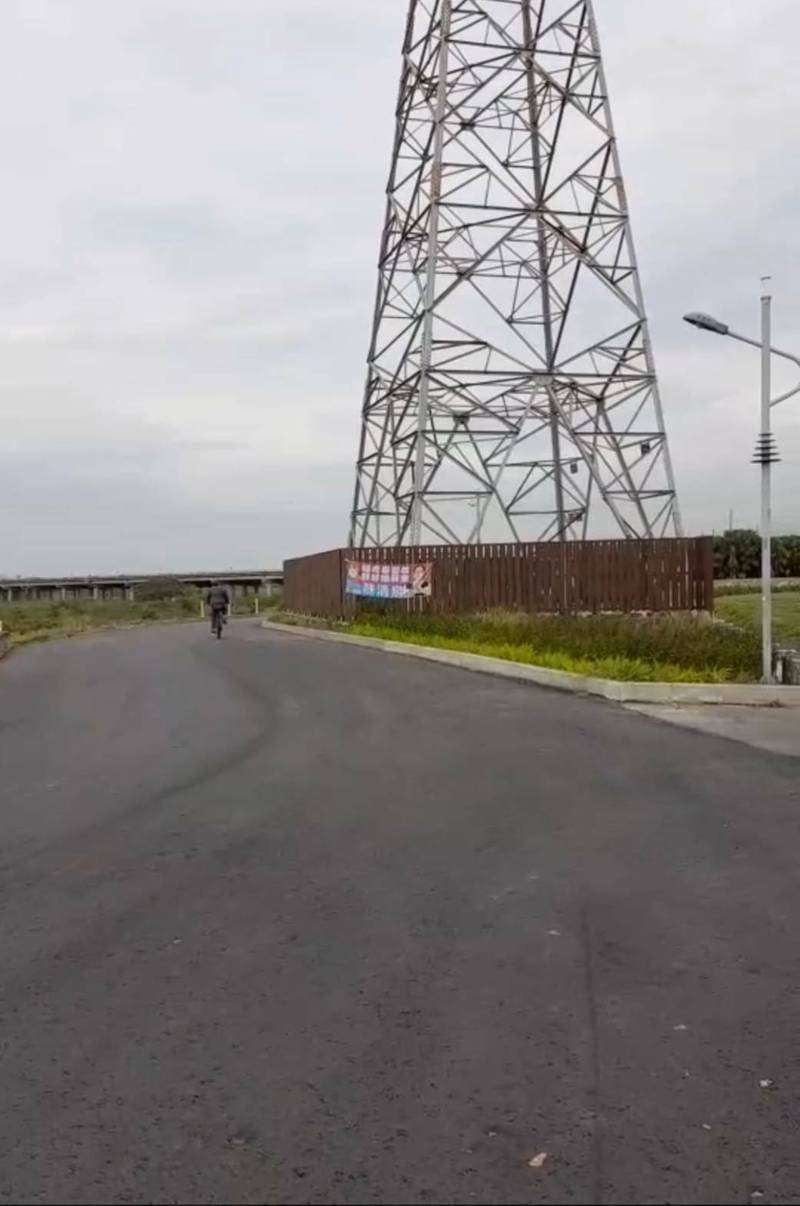 潮州河堤的一座高壓電塔因為美化的圍籬擋住視線，日前發生車禍，建設的七河局日前現勘，卻釀里長與協會理事的肢體衝突。（民眾提供）
