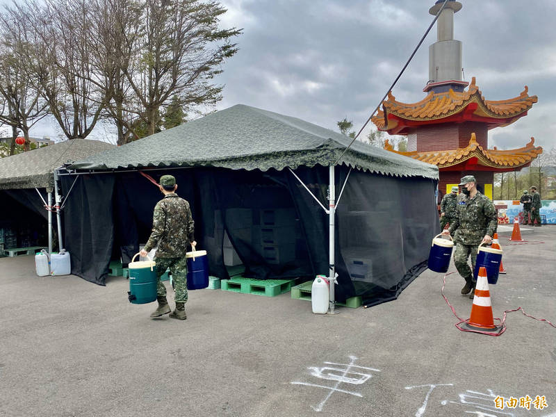 新制教召視為作戰，陸軍六軍團在廟埕執行野戰炊爨作業，約20人包辦逾800名相關人員的膳食。（記者魏瑾筠攝）