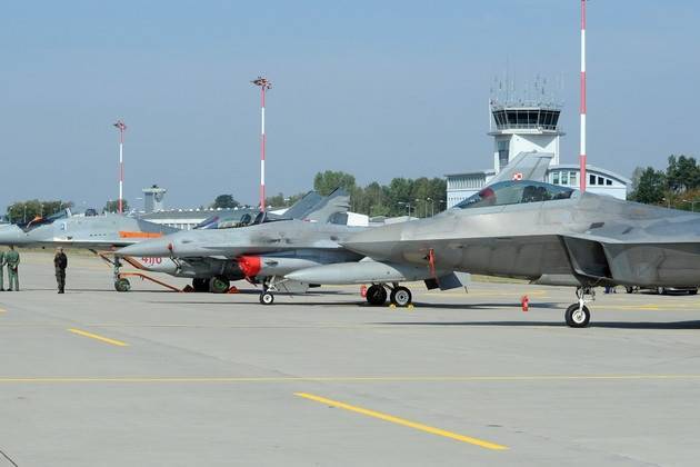 停放在波蘭一座空軍基地的3架戰機，由左至右分別為米格-29、F-16以及F-22猛禽（Raptor）戰機。（美聯社檔案照）