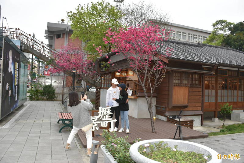 濃濃日式和風味的警察宿舍，來「壢景町」拍櫻花好美！（記者李容萍攝）