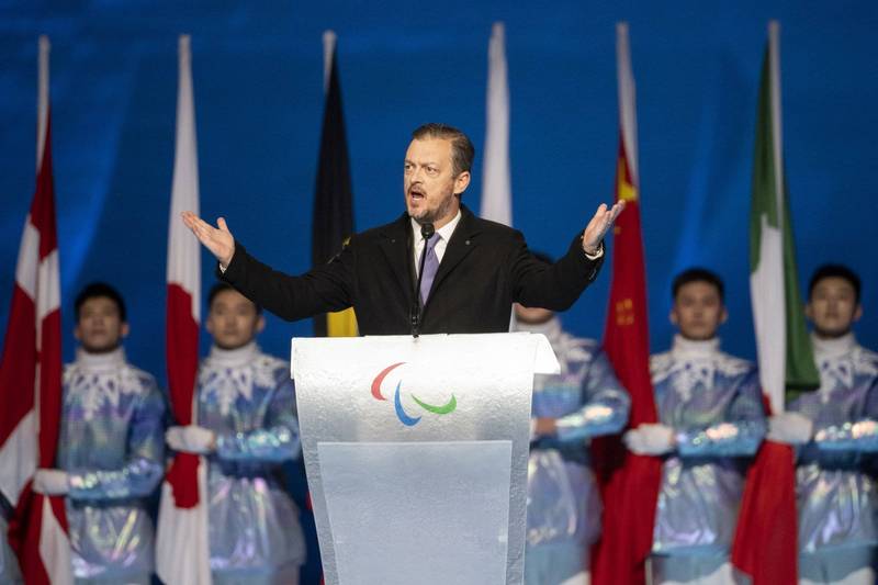 国际帕委会（IPC）主席帕森斯（Andrew Parsons）在4日开幕的北京冬季帕运致词时，除了唿吁和平的致词遭到中国央视禁音之外，还有一个漏网焦点，就是把「中华人民共和国」说成了「中华民国」。（欧新社）(photo:LTN)