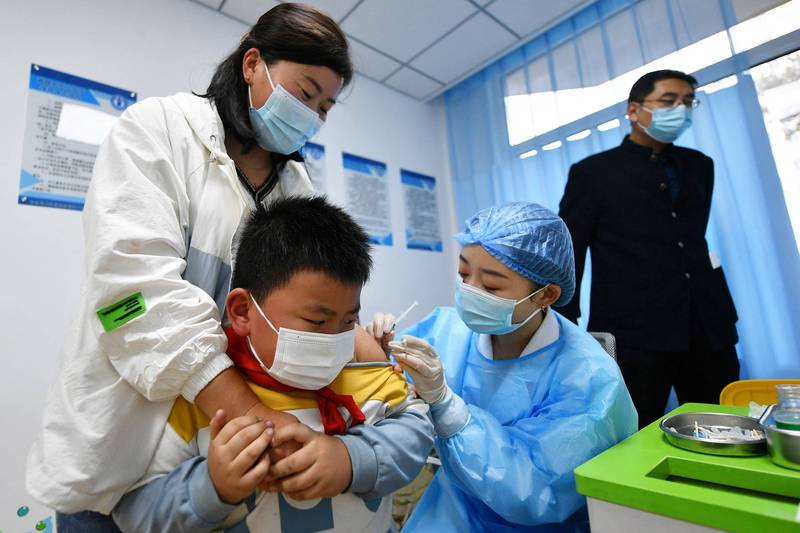 中国青岛市近日爆发校园群聚感染。图为青岛市1名学童正在接种疫苗。（法新社）(photo:LTN)