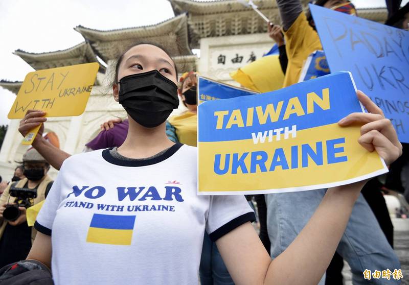 多個團體與在台烏克蘭人6日出席中正紀念堂自由廣場前舉辦的聲援烏克蘭活動。（記者羅沛德攝）