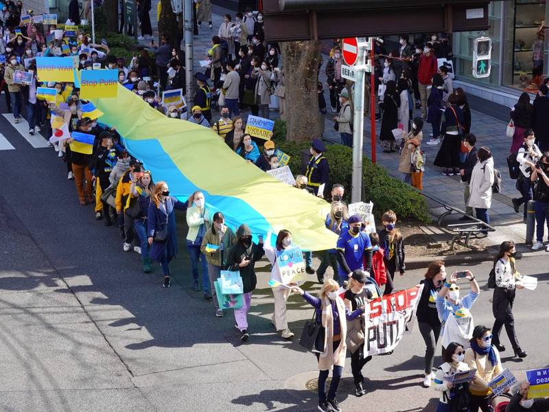 旅居日本的烏克蘭人5日在東京澀谷舉行抗議俄羅斯侵略烏克蘭的示威遊行，約有4000人參加，許多人喊出反戰、要和平的心聲。（中央社）