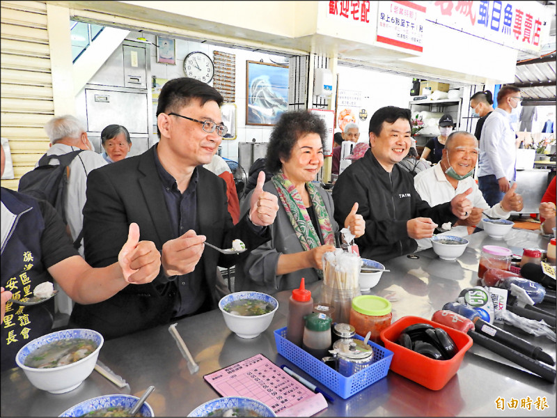 監察院長陳菊（右三）在立委賴瑞隆（左一）、議員簡煥宗（右二）陪同下，前往旗津大啖美食。（記者葛祐豪攝）