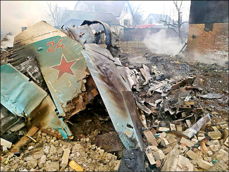 乌克兰国家紧急灾害应变中心五日发佈照片，显示一架俄罗斯战机在乌国北部城市切尔尼戈夫（Chernihiv）郊区遭击落后的残骸。（法新社）(photo:LTN)