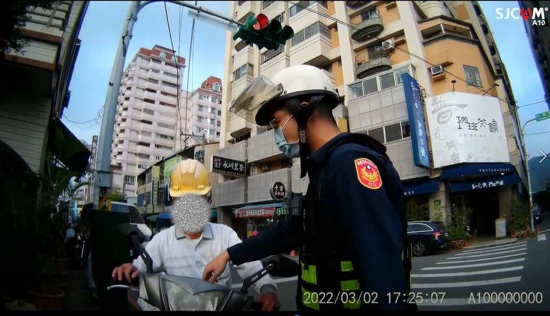 老翁拒絕酒測，眼見裝傻、賣萌、求饒通通對員警無效，旋即惱羞成怒，接連對員警飆罵三字經，員警忍無可忍，依妨害公務上銬逮捕帶回偵辦。（埔里分局提供）