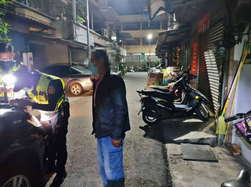 高市羅男騎單車搖晃，見警辯沒喝酒，不料酒測值超標，被警開單才認栽。（讀者提供）