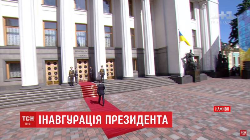 泽伦斯基于2019年5月20日走进乌克兰最高议会宣誓就职，现场场景与网传影片的画面并不相符。（撷取自「TCH」YouTube频道）(photo:LTN)