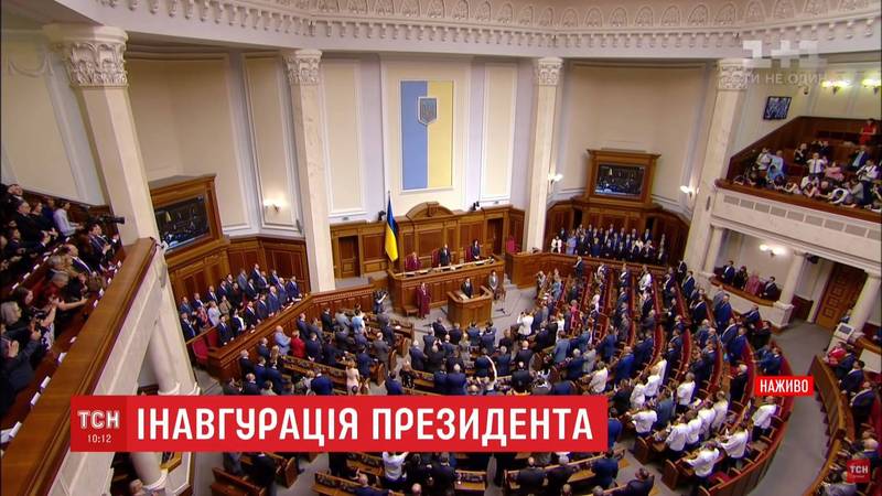 泽伦斯基于乌克兰最高议会宣誓就职，现场场景与网传影片的就职画面并不相符。（撷取自「TCH」YouTube频道）(photo:LTN)