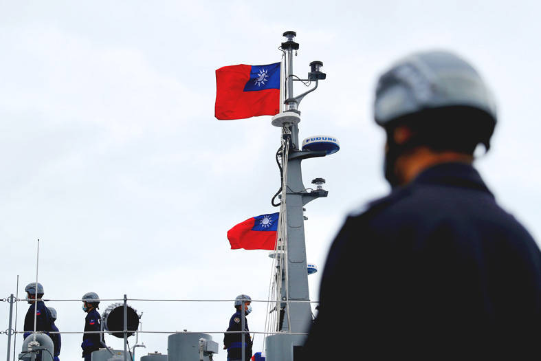 Taiwanese navy personnel stand guard during a drill in Keelung on Jan. 7.
Photo: EPA-EFE