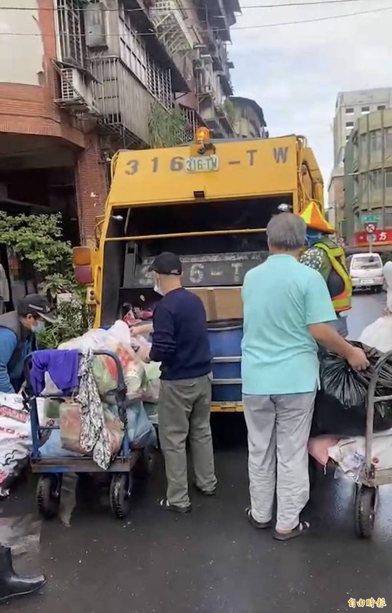 基隆市議員今天建議市府比照雙北實施垃圾處理費隨袋徵收，環保局長賴煥紘說，正在蒐集資料研議可行性。（記者俞肇福攝）