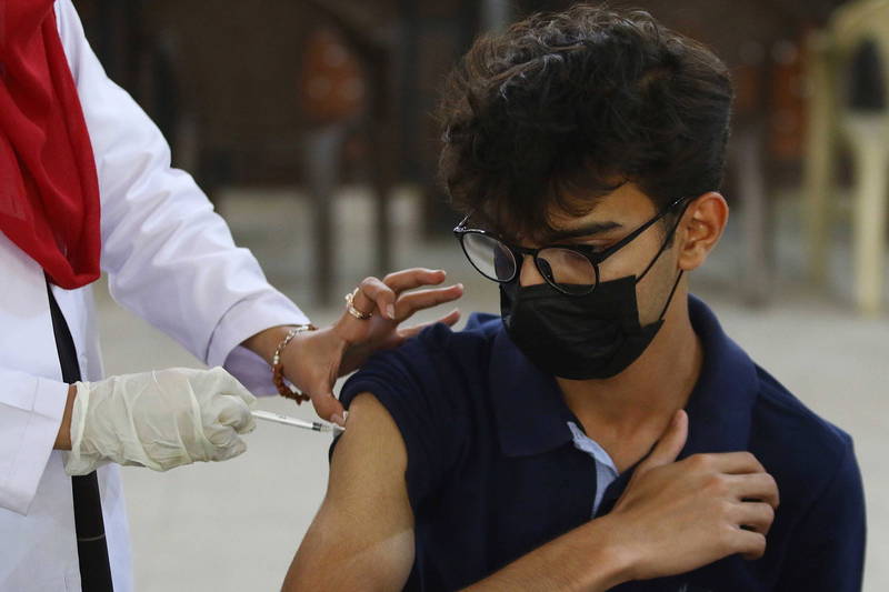 7日在巴基斯坦喀拉蚩，一名青少年接种武肺疫苗。（欧新社）(photo:LTN)