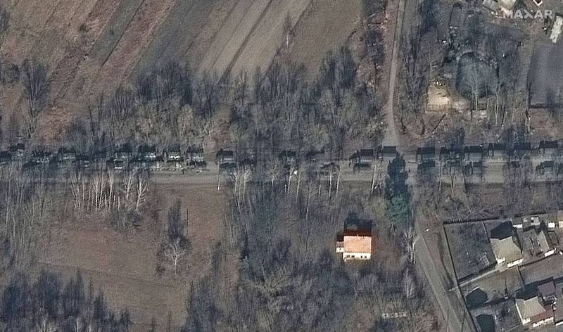 俄羅斯在基輔北方的補給車隊已經塞了6天，成為烏克蘭游擊隊目標，甚至被稱為「自走戰俘營」。（路透）