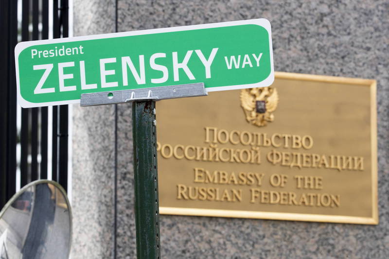 抗议人士在美国时间6日下午竖立「泽伦斯基总统大道」路标。（美联社）(photo:LTN)
