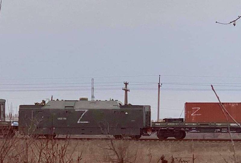 俄军疑派出苏联时代的装甲列车来为前线运送物资，甚至重启一条2014年后就未使用过的铁路，引发网友热议，但俄方尚未证实此事。（图取自推特）(photo:LTN)