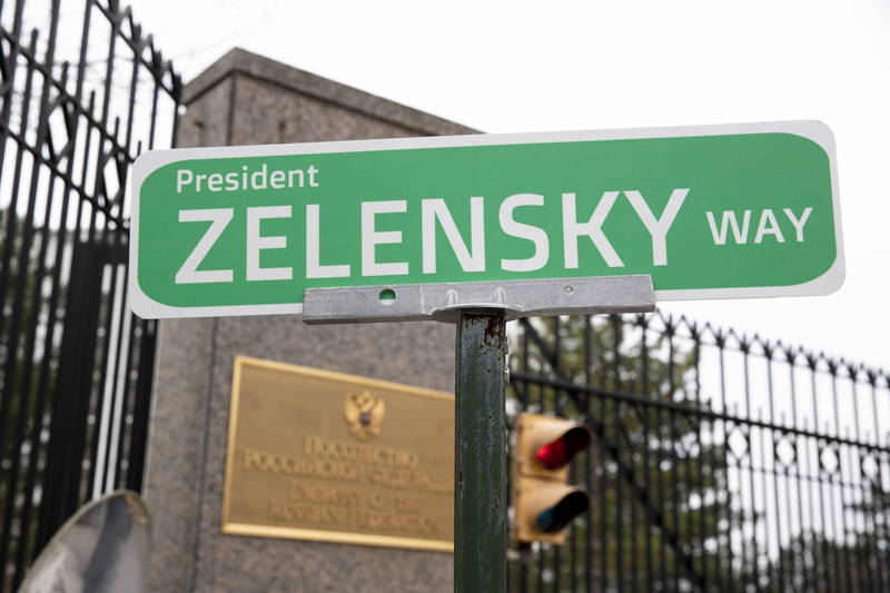 俄罗斯驻美大使馆外出现一面以乌克兰总统命名的「泽伦斯基总统大道」路标，以「和平、非暴力、无声的形式」向俄罗斯抗议。（欧新社）(photo:LTN)
