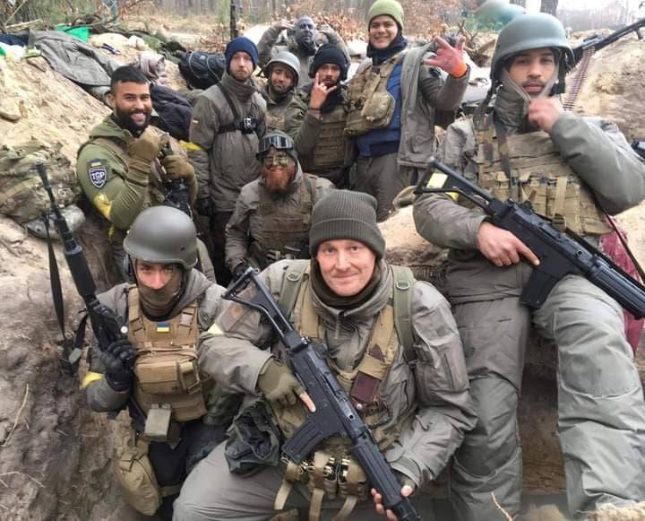 乌克兰陆军宣布，首批佣兵团已经抵达首都基辅郊区的阵地，并贴出合照。（翻摄自乌克兰陆军脸书）(photo:LTN)