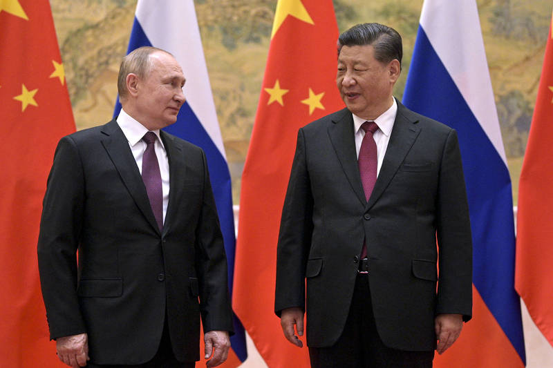 經濟學家羅奇指出，只有中國國家主席習近平（圖右）能影響俄羅斯總統普廷（圖左），並認為中國不應該繼續堅持與俄合作，否則將釀成歷史性錯誤。（美聯社）