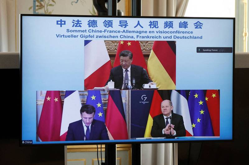 針對烏俄局勢，中國國家主席習近平（中上）今（8）日與法國總統馬克宏（Emmanuel Macron，下左）、德國總理蕭茲（Olaf Scholz，下右）進行「領導人視訊峰會」，呼籲雙方保持最大限度克制。（法新社）