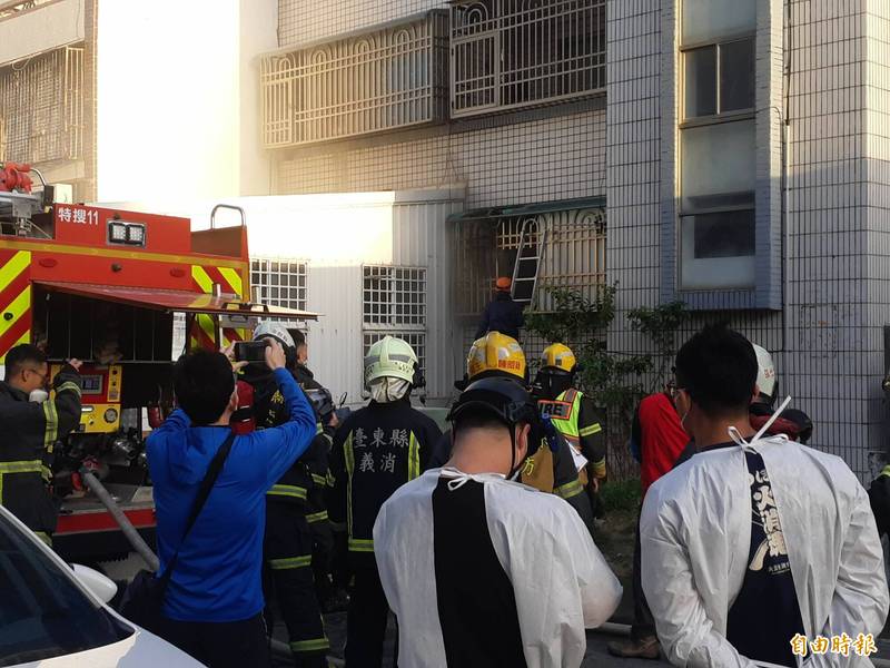 台東市仁一街今早傳火警，飄出黑煙，消防人員迅速抵達現場，破壞鋁窗後拉水線撲滅。（記者黃明堂攝）