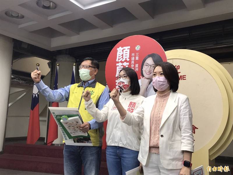 民進黨台北市議員簡舒培、李建昌，以及民進黨新北市議員參選人顏蔚慈質疑柯文哲濫用市政資源幫自家子弟兵抬轎。（記者楊心慧攝）