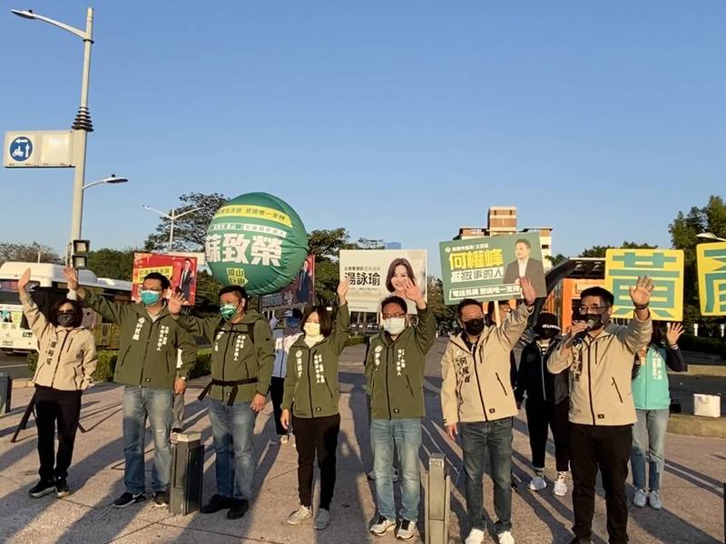 民進黨三位議員，陪同邁向過半擬參選新人上街口宣講。（記者王榮祥翻攝）