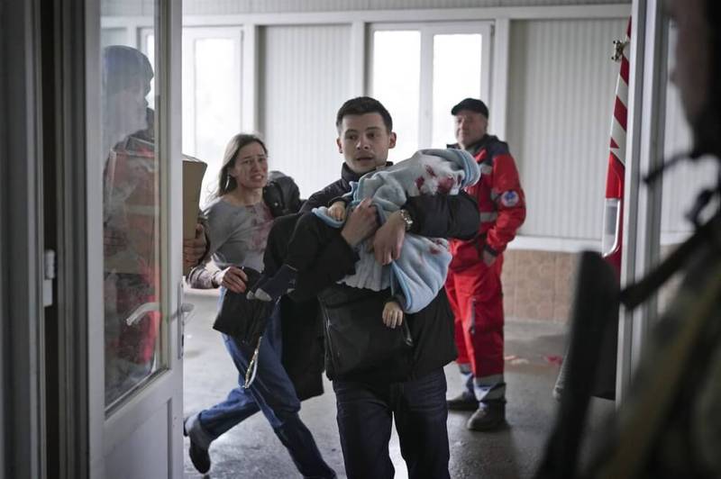 俄罗斯入侵乌克兰，被指针对平民发动攻击，犯下战争罪。图为乌克兰一对伴侣将遭砲击受伤的儿子送医，抢救后仍伤重不治。（美联社）(photo:LTN)