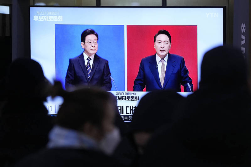KBS出口民調顯示，由在野黨「國民力量」總統候選人尹錫悅（右），以48.4%微幅勝過執政的「共同民主黨」總統候選人李在明（左）0.6%。（美聯社）