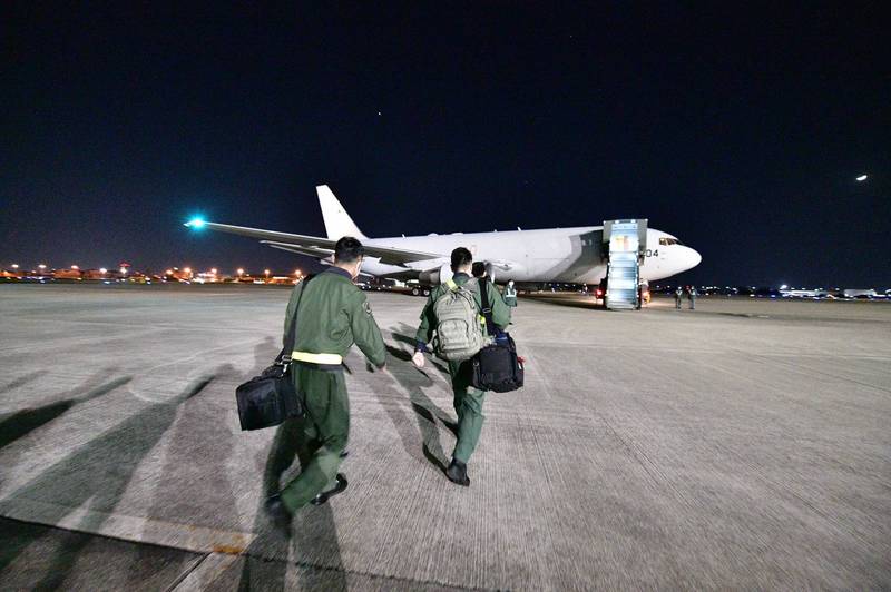 日本承諾提供烏克蘭防衛物資，8日運送防彈背心的班機自小牧空軍基地起飛。（翻攝日本防衛省‧自衛隊推特）